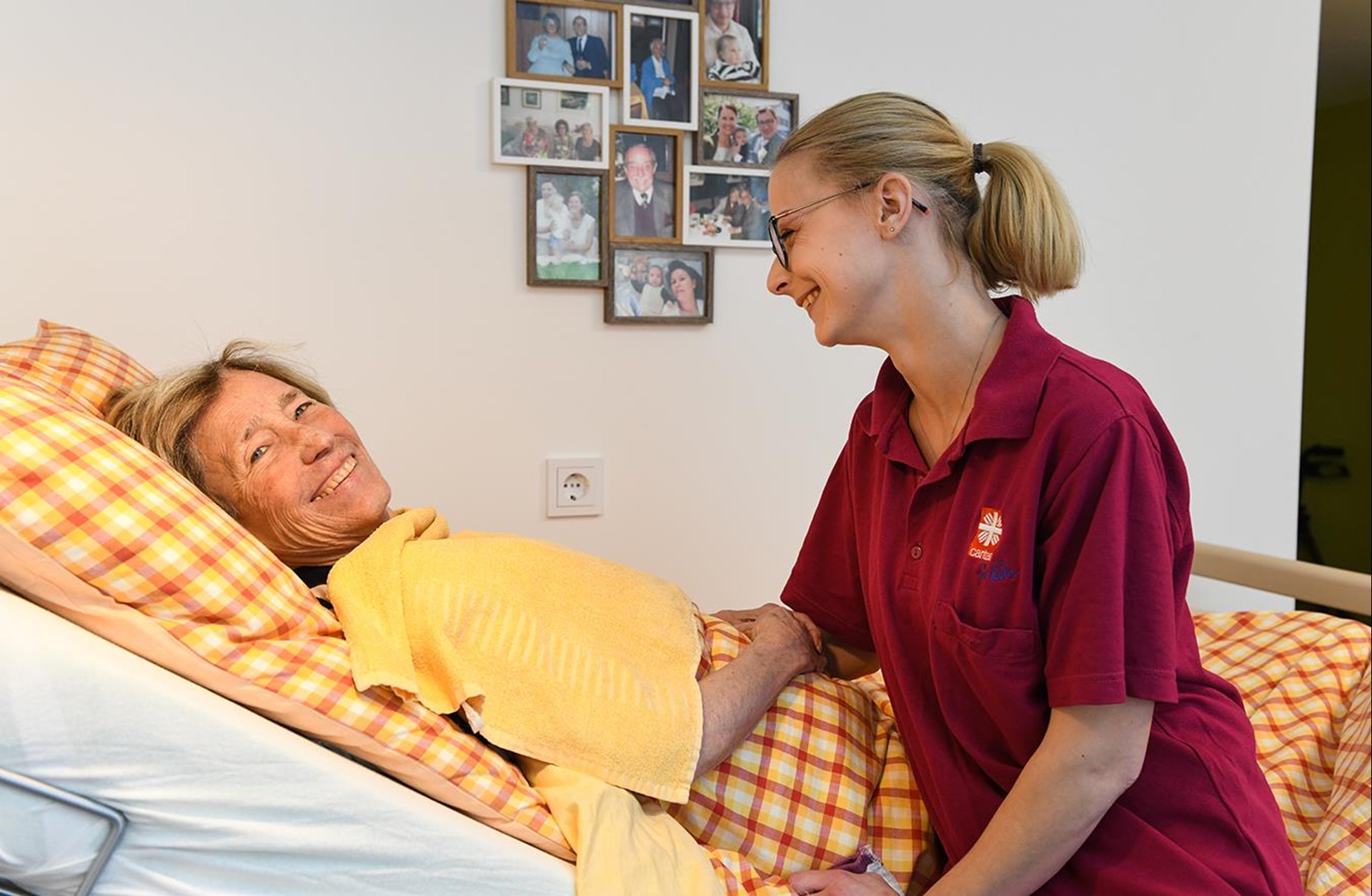 pflegebedürftige Dame mit Begleiterin