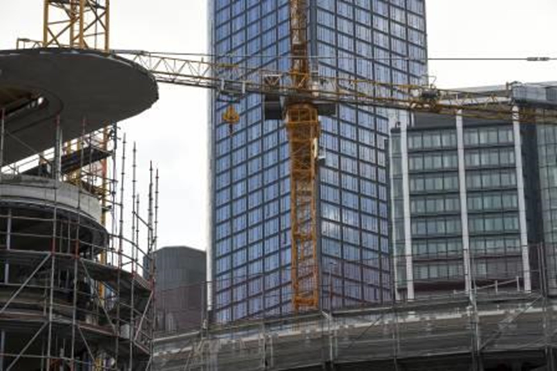 Baustelle mit Baukran in der Stadt