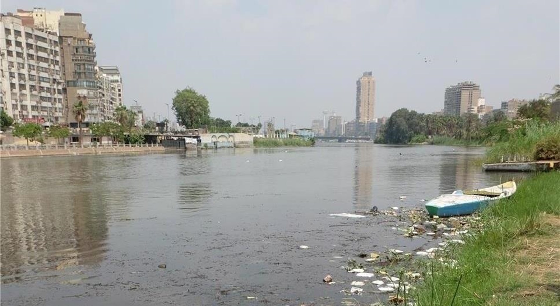 Müll am Ufer des Nil in Kairo