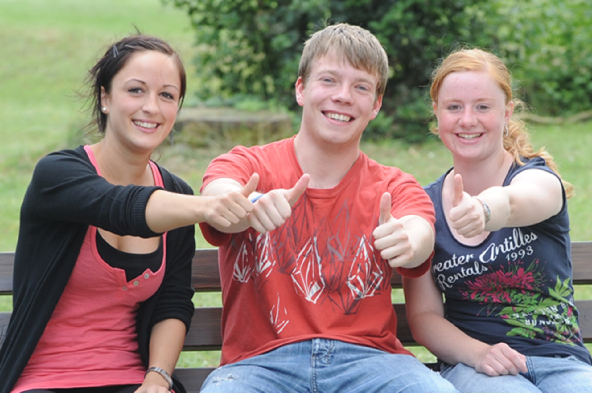drei Jugendliche freuen sich