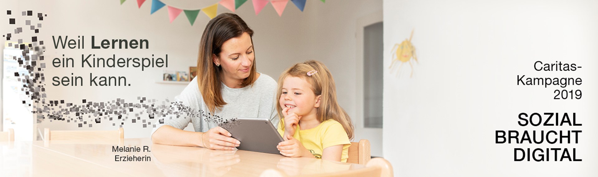 Kindergärtnerin mit Kind am Tisch hält ein Tablet-Computer