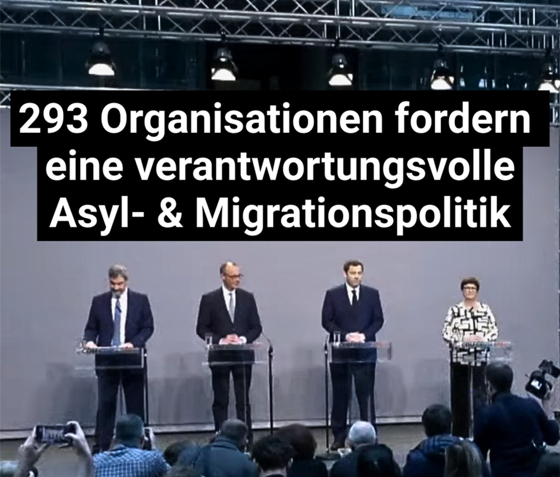 Auf dem dem Foto stehen CDU/CSU- und SPD-Politiker den Medien Rede und Antwort. Auf der Kachel steht zudem der Text '293 Organisationen fordern eine verantwortungsvolle Asyl- & Migrationspolitik'.