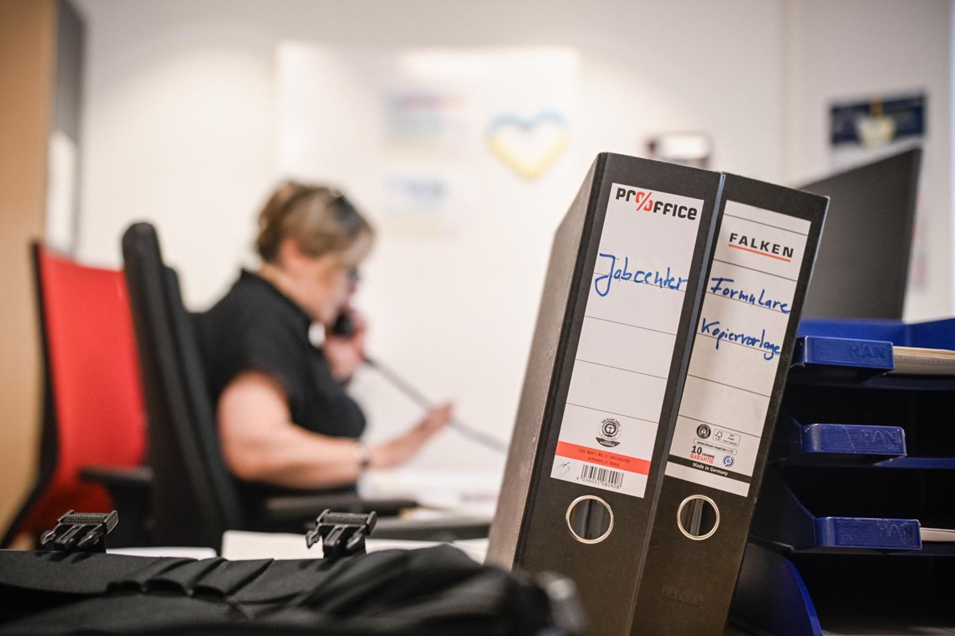 Frau im Jobcenter