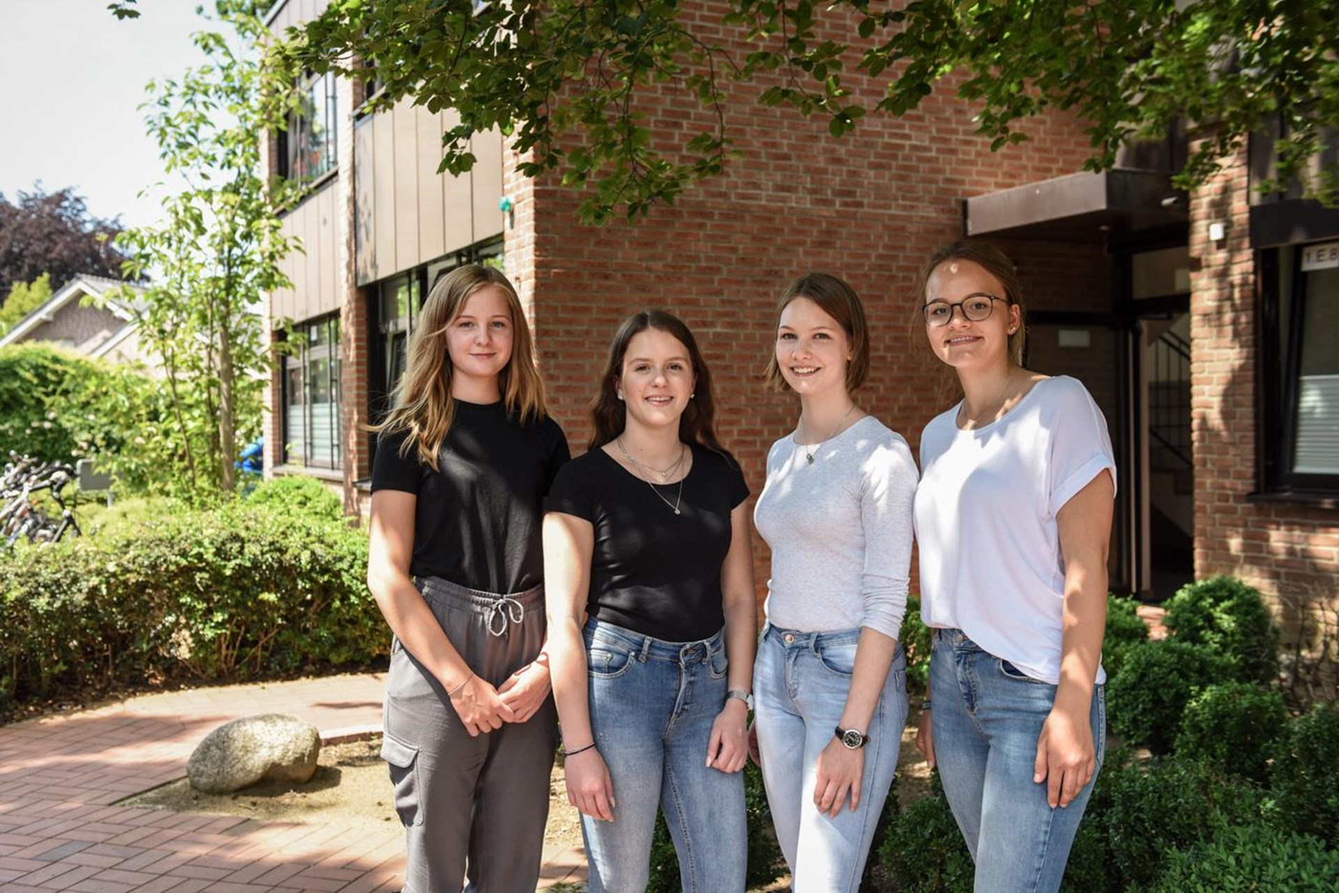 Vier junge Frauen blicken in die Kamera