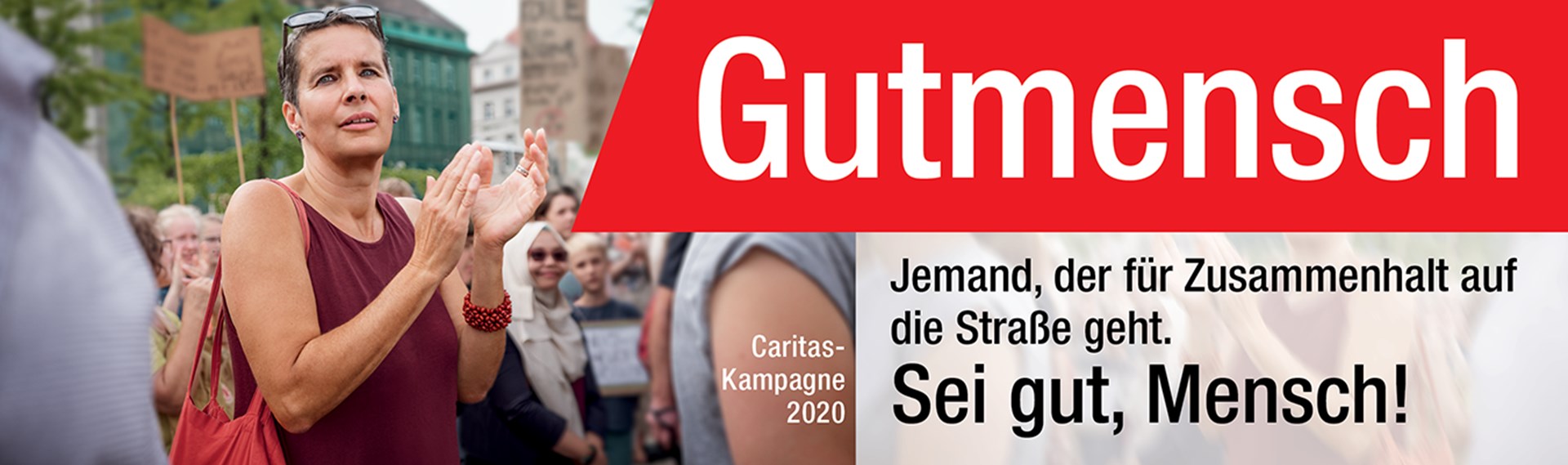 Frau klatscht bei einer Demonstration 