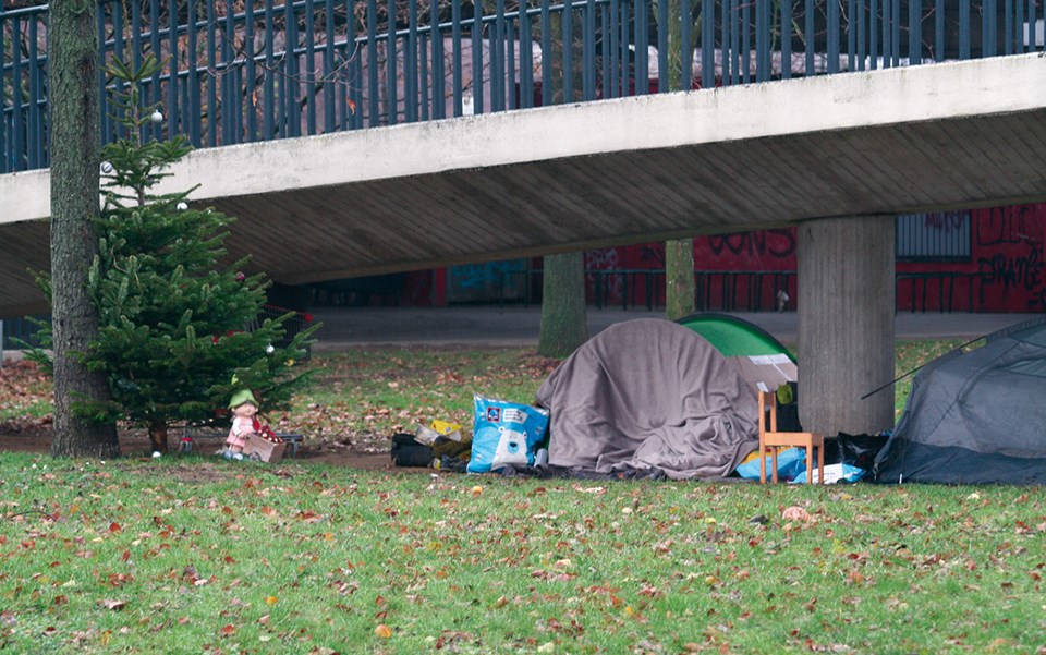 Zwei Zelte mit einigen Habseligkeiten, die unter einem Aufgang der Rheinkniebrücke in Düsseldorf stehen