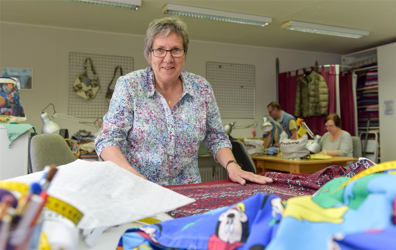 ältere Dame in der Nähstube