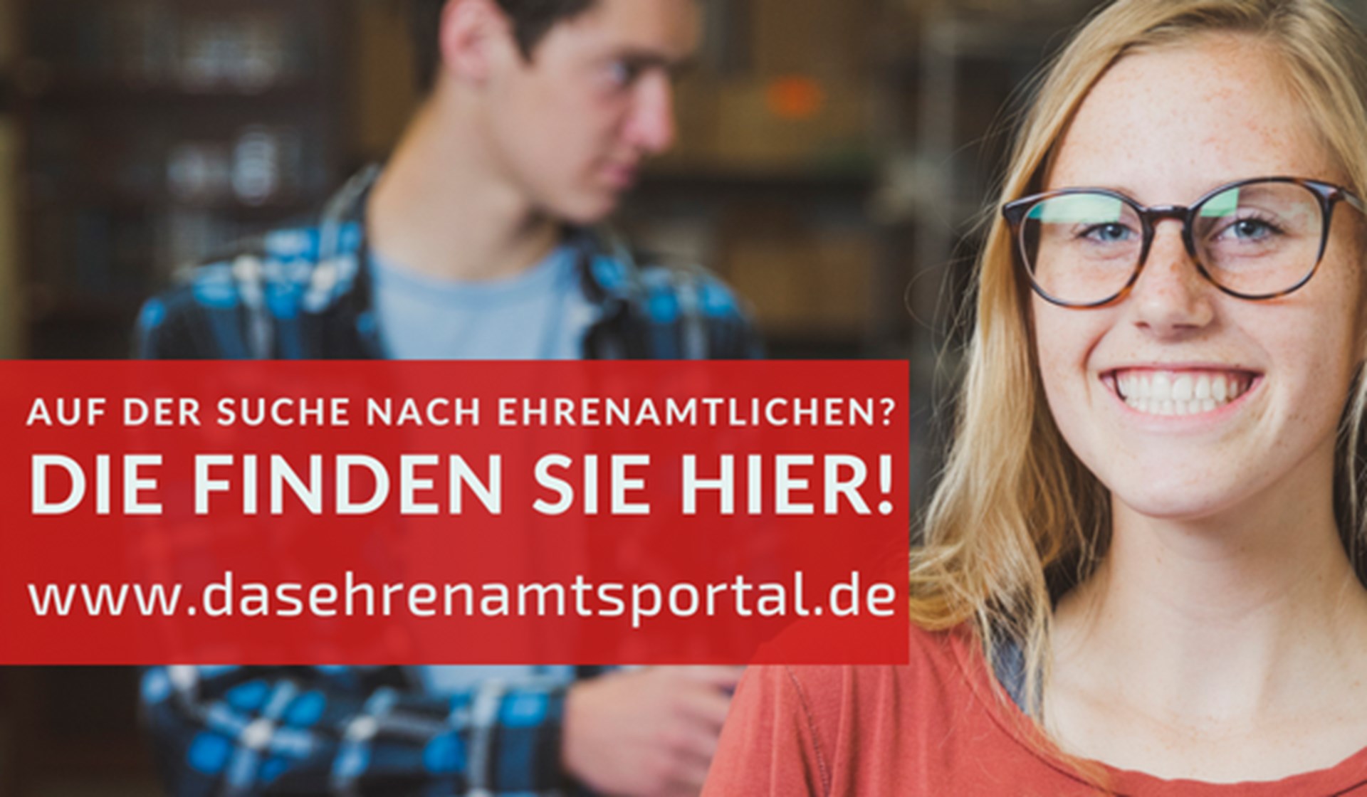 Junge Frau die lacht mit Hinweis zum Caritas Ehrenamtsportal