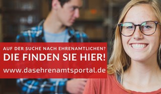 Junge Frau die lacht mit Hinweis zum Caritas Ehrenamtsportal