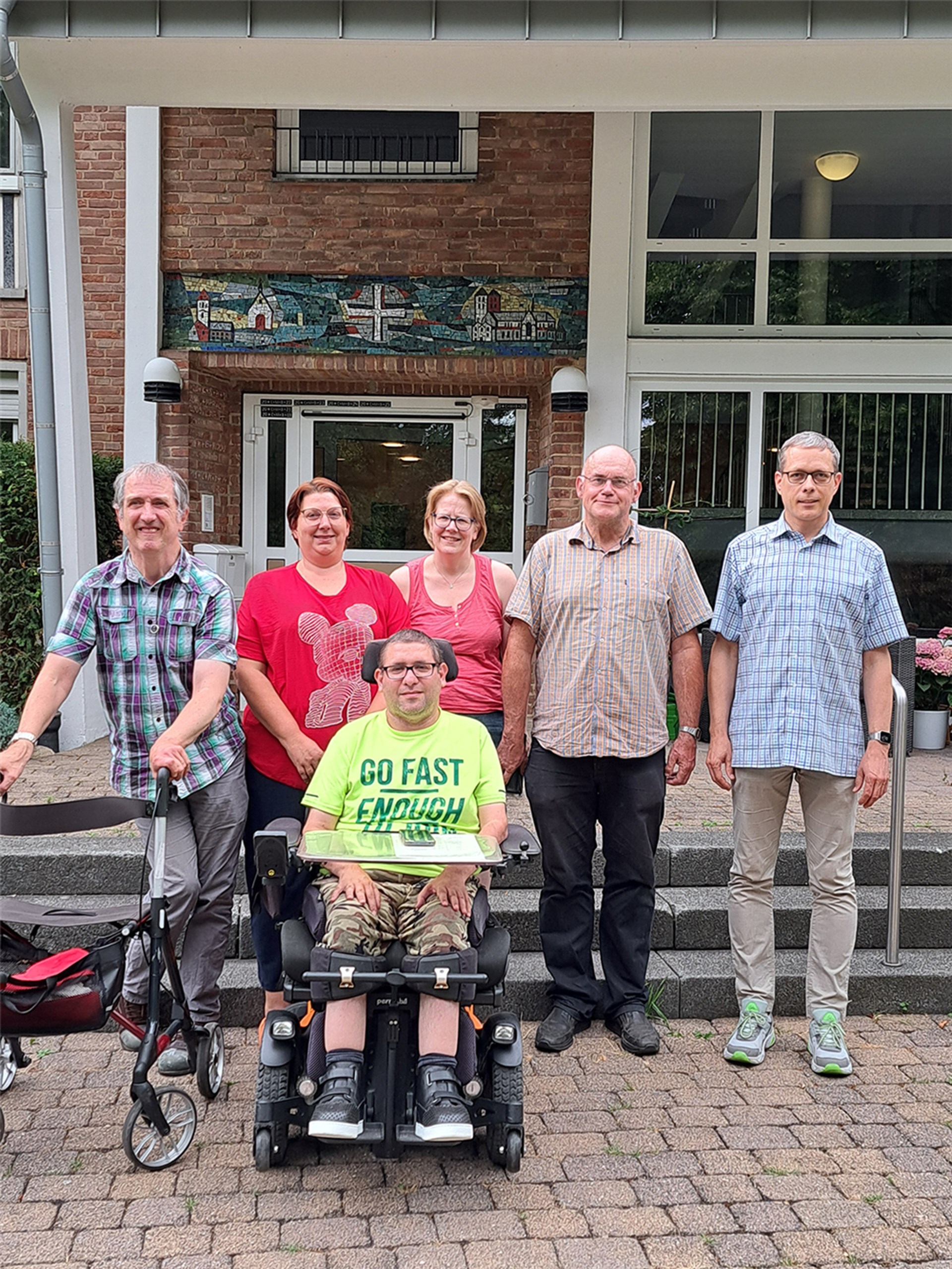 Gruppenfoto mit drei Delegierten und den drei Mitgliedern des Lenkungskreises der Caritas Werkstatträte nach der Wahl im Jahr 2026, die vor einem Gebäude stehen.