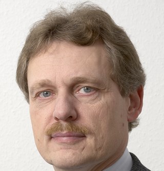 Mann mit blonden Haaren und Schnäuzer