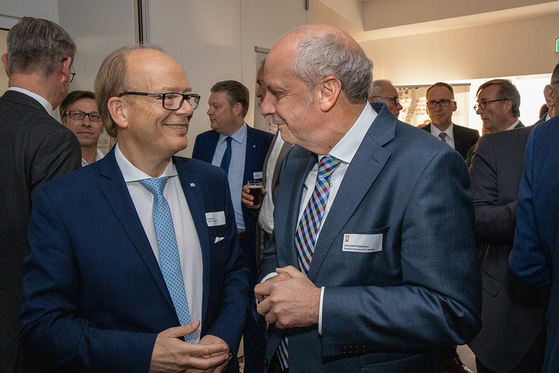 Der NRW-Landtagspräsident und ein Diözesan-Caritasdirektor in einer Gesprächssituation auf dem Parlamentarischen Abend der Caritas in NRW in Düsseldorf