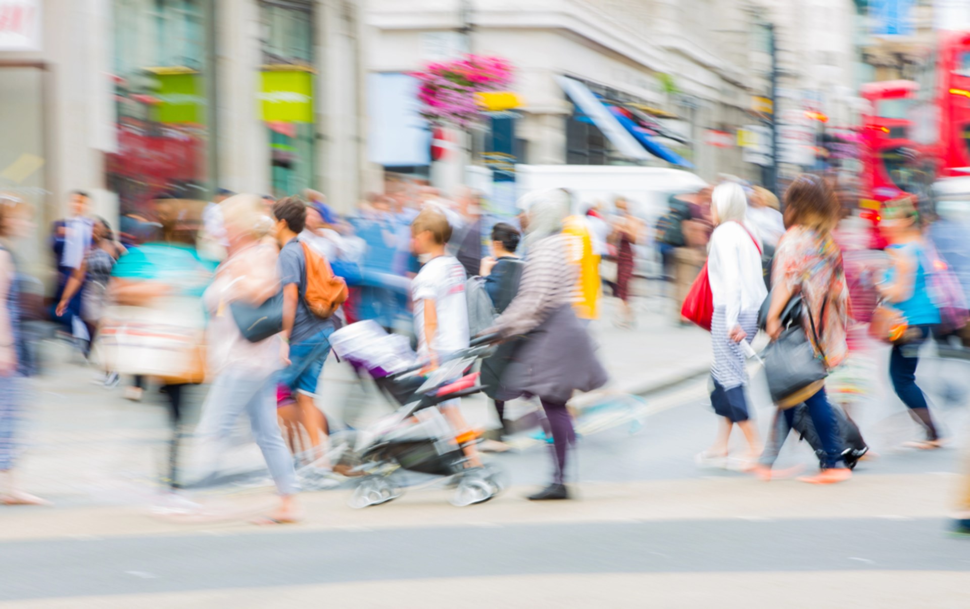 Ein verwackeltes Foto einer belebten städtischen Straße mit einer großen Menschenmenge