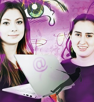 Zwei junge Frauen von einem violetten Hintergrund mit Zeichnungen und einem Augen-Graffiti. Im Vordergrund ist ein aufgeklapptes Notebook zu sehen.