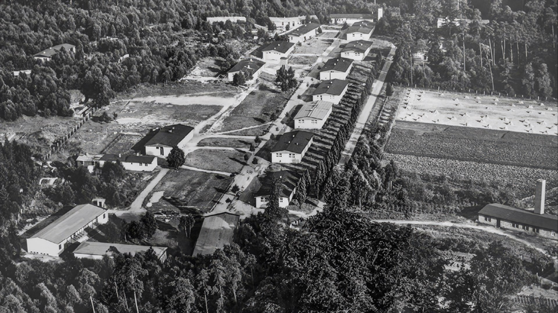 Das Kinderheim 'Maria in der Drucht' in Duisburg-Großenbaum mit der unmittelbaren Umgebung in der Vogelperspektive. Das Foto ist in schwarz-weiß.
