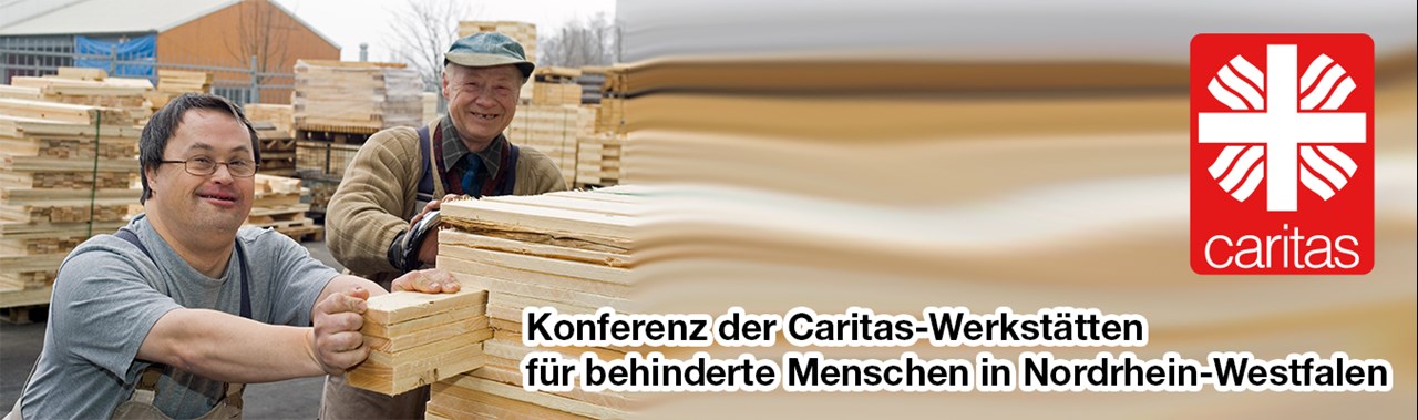 Header zur Konferenz der Caritas-Werkstätten für behinderte Menschen in Nordrhein-Westfalen mit zwei Männern die an einen Stapel Holzbretter lehnen. Hinter ihnen sind weitere Paletten mit Holz zu sehen.