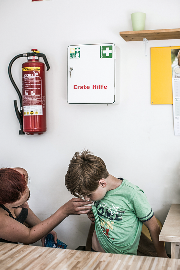 Sie steht ihrem Stiefvater zur Verfügung Sie steht ihrem Stiefvater zur Verfügung